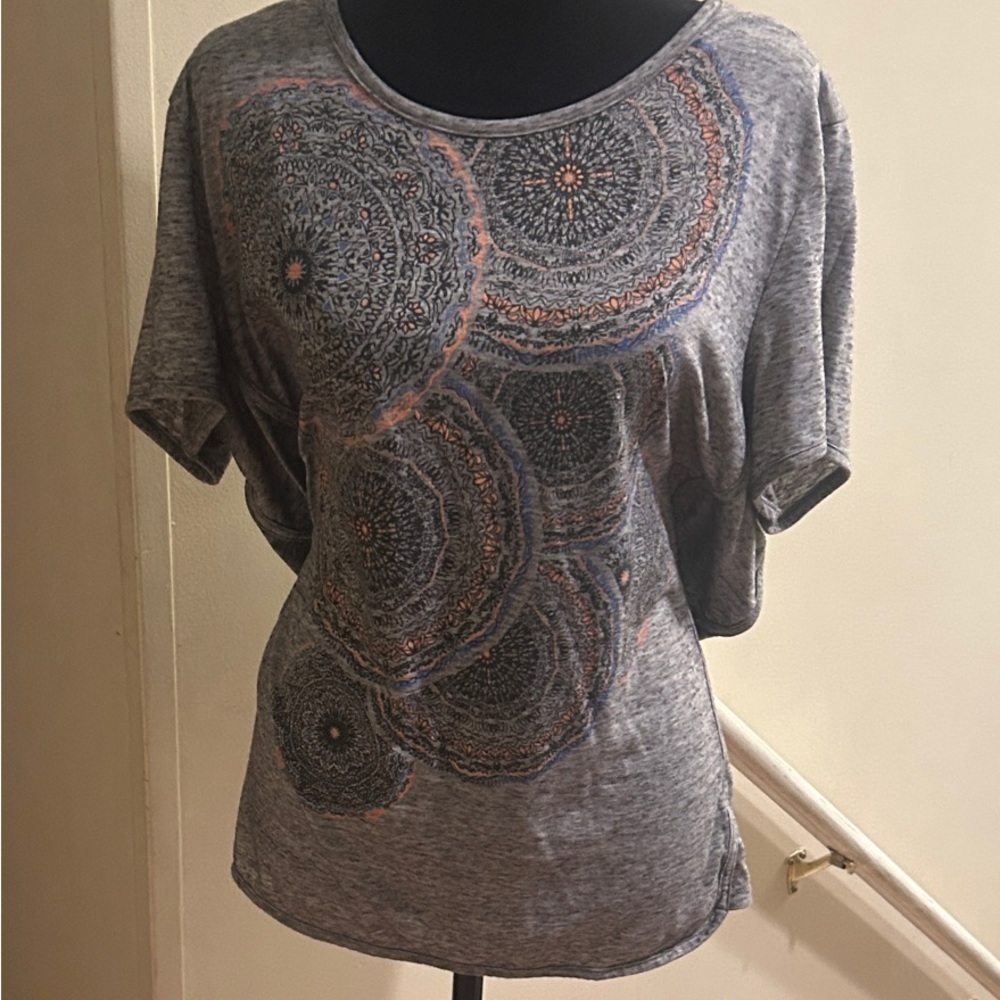 Sporto Gray Short Sleeve Top with Mandala Design